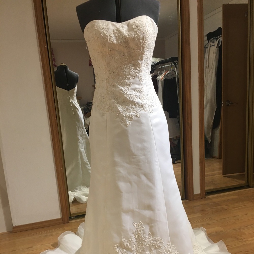 NWOT- Eden bridal dress never been worn or altered.